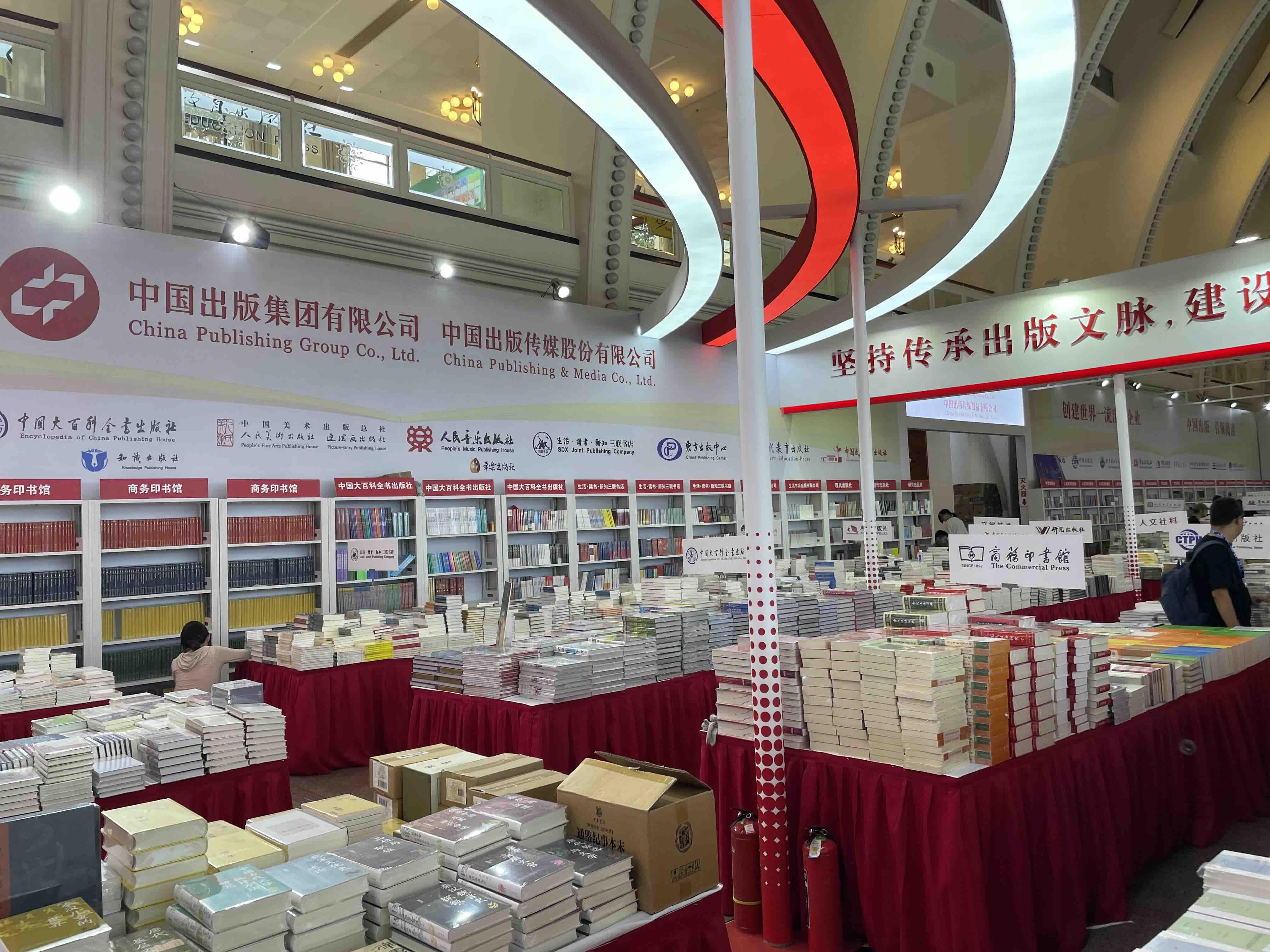 跨界營(yíng)銷、文創(chuàng)上新、巧思策展2024上海書展涌現(xiàn)新玩法(圖2)