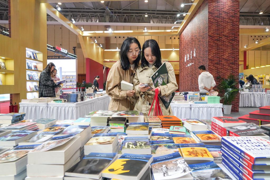 2024天府書展銷售超億元年輕讀者積極貢獻(xiàn)購買力(圖2)