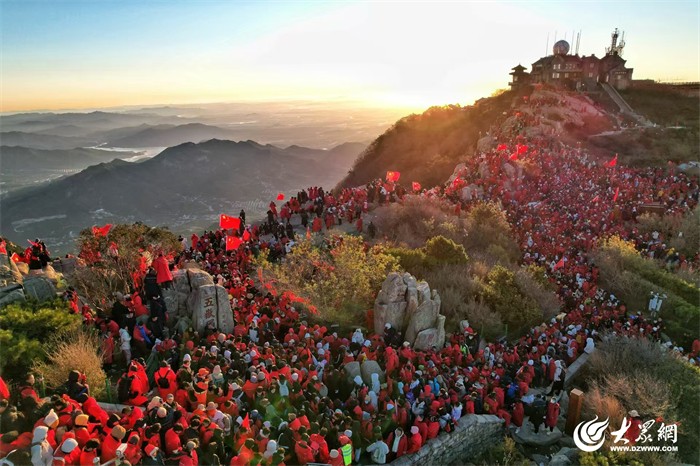 今年前三季度泰安市接待國內(nèi)游客73117萬人次、實現(xiàn)旅游收入